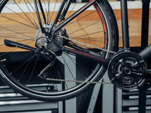 Detailaufnahme der Fahrradkette und des Ritzelpakets. Wenn Sie sich fragen, welche Fahrradkette brauche ich, hilft dieser Blick auf die Komponenten.