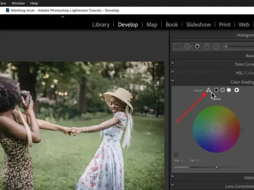 Ajustando el color en Lightroom. Dos mujeres en un parque, una toma fotos a la otra.
