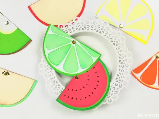Kolorowe, owocowe zaproszenia na roczek diy: plasterki limonki, arbuza, cytryny, pomarańczy i jabłka.