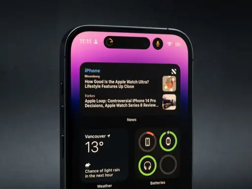 Nowy iPhone z dynamic island, wyświetlający wiadomości i pogodę.
