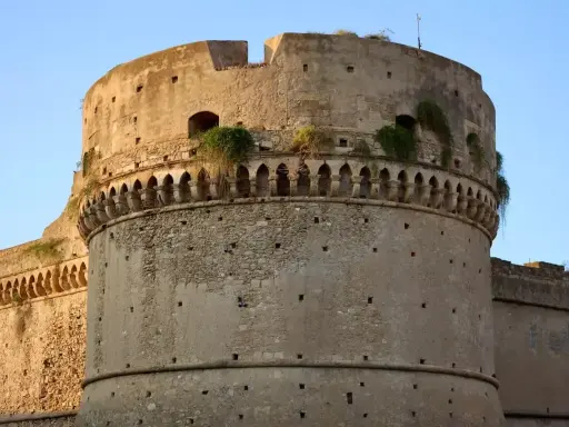 Castello Aragonese, un must per chi visita Crotone. Imponente fortezza con mura antiche e un fascino senza tempo.
