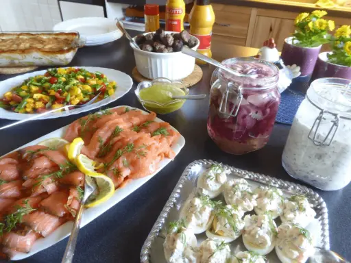 En härlig påsk middag med gravad lax, köttbullar, ägghalvor, sallad och inlagd rödlök.