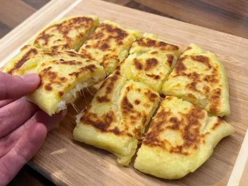 Herzhafte Kartoffel-Käse-Patties, perfekt für proteinreiche Rezepte vegetarisch. Außen goldbraun, innen cremig geschmolzen.