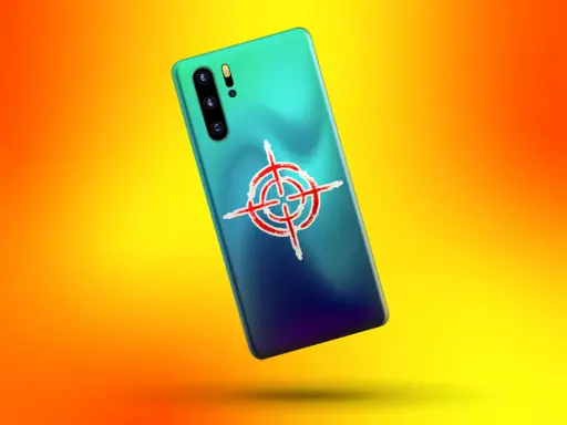 Smartphone mit Zielkreuz-Symbol auf der Rückseite. Ein Hinweis, wie man Spyware erkennen kann.