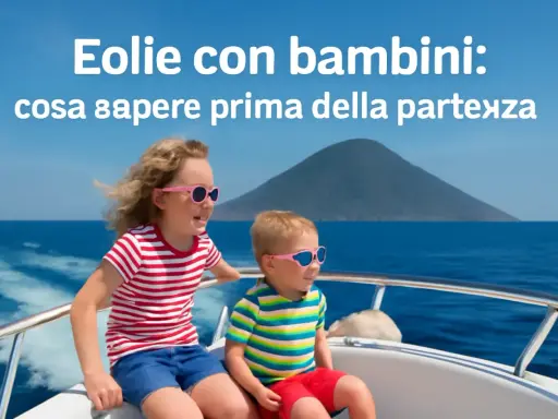 Bambini felici in barca alle Isole Eolie, con un vulcano sullo sfondo. Perfetto per una vacanza in famiglia!