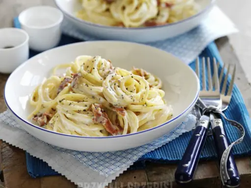 Carbonara ze śmietaną czy bez? Rozwiewamy mit i odkrywamy smak Włoch
