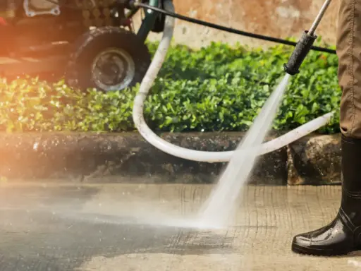 Jaka myjka ciśnieniowa? Wybierz idealną do auta, kostki, elewacji!