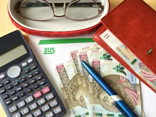 Kalkulator, pieniądze i dokument ZUS sugerują analizę podwójnych emerytur dla wdów.