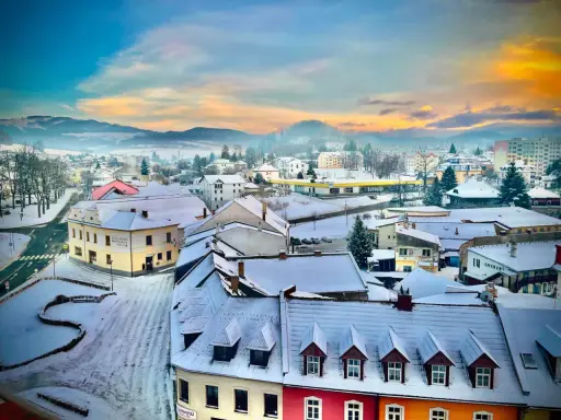 Zimowy krajobraz miasta w Czechach, blisko granicy. Warto zobaczyć takie urokliwe miasteczka, gdzie śnieg pokrywa dachy i ulice.