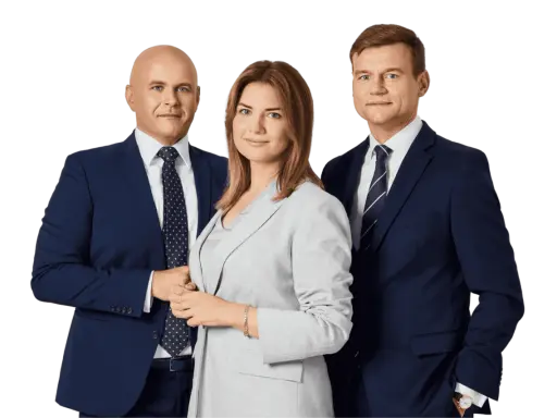 Trzy osoby w garniturach na zielonym tle.