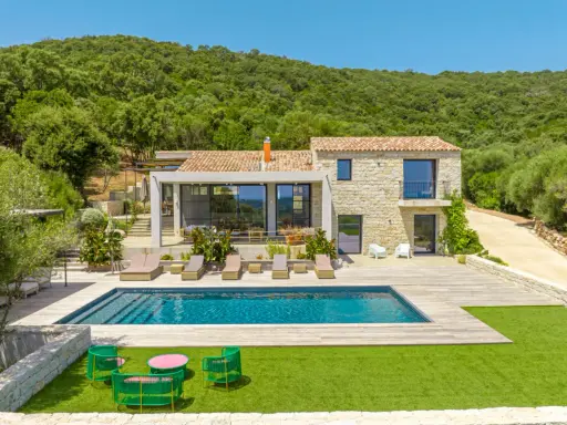 Belle villa avec piscine, idéale pour savoir comment louer sa maison et profiter de vacances de rêve.