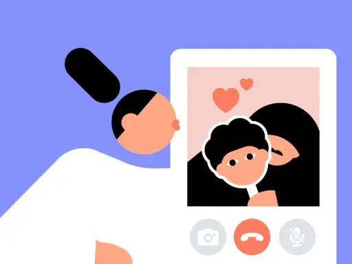 Eine Person macht einen Kussmund vor einem Handy, das ein Bild mit Herzen und zwei Gesichtern zeigt. Ein Fall von Catfishing?