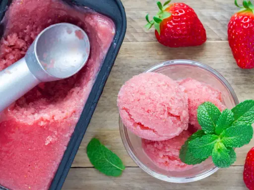 Sorbet aux fraises maison, prêt à déguster. Une recette facile pour un dessert rafraîchissant.