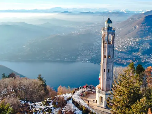 Faro voltiano a Brunate, con vista sul lago e le montagne. Un luogo incantevole da scoprire.