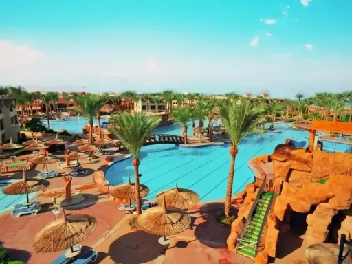 Wspaniały sea beach aqua park resort z palmami, basenami i zjeżdżalniami. Idealne miejsce na wakacje.