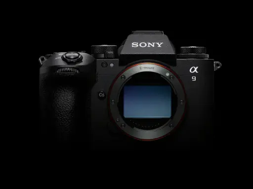 Profesjonalny aparat Sony a9iii z widocznym sensorem i mocowaniem E-mount, gotowy do uchwycenia każdej chwili.