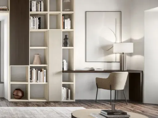 Angolo studio in soggiorno ricavato da libreria componibile. Scrivania integrata, sedia, lampada e quadro astratto.