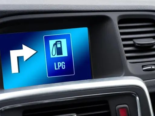 Nawigacja pokazuje stację LPG po prawej. Zastanawiasz się lpg co to? To gaz płynny, alternatywne paliwo do aut.
