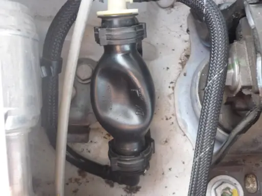 Poire d'amorçage déformée, symptôme d'un problème. Le caoutchouc semble usé.