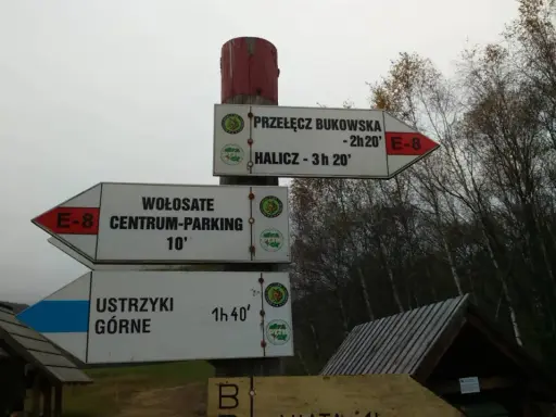 Rozdroże szlaków turystycznych: Halicz, Ustrzyki Górne, Wołosate. Wskazówki drogowe E-8.
