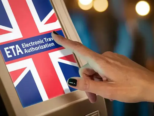 Dłoń dotyka ekranu z flagą Wielkiej Brytanii i napisem "ETA Electronic Travel Authorization". Czy do Londynu trzeba paszport? Sprawdź ETA.