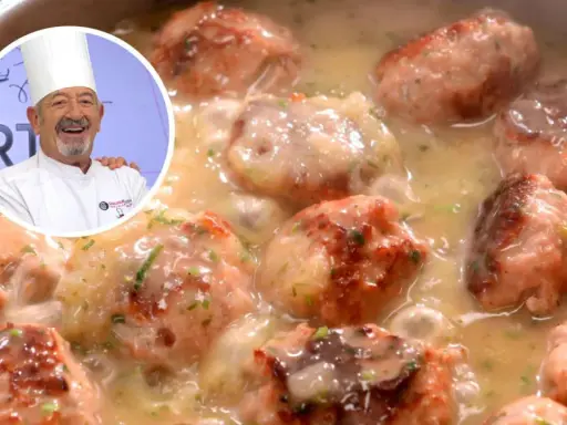 Chef Karlos Arguiñano sonríe junto a una cazuela de deliciosas albóndigas con tomate y salsa cremosa.