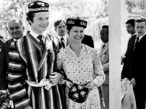 Silvia Sommerlath 1972, klädd i traditionell dräkt, ler glatt bredvid en man i liknande kläder.