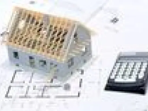 Maquette de maison sur des plans, avec une calculatrice. Un indice ICC pour estimer le coût de construction.