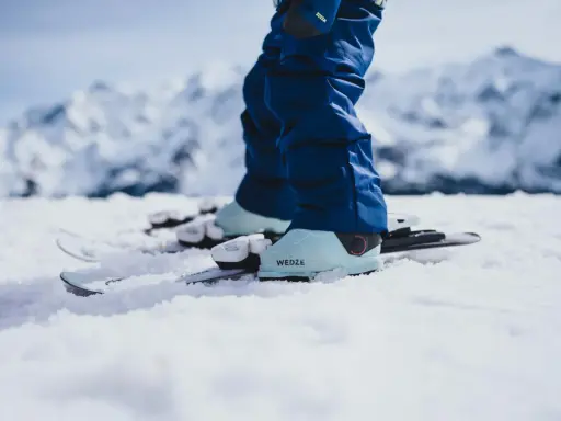 Narty i buty narciarskie na śniegu, gotowe do nauki, jak hamować na nartach.