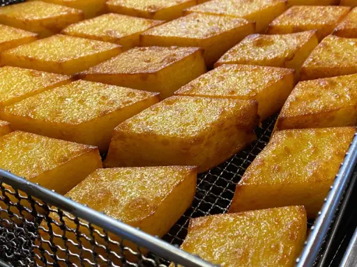 Fette dorate di crema fritta chioggia, croccanti fuori e morbide dentro, pronte per essere gustate.