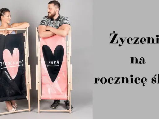 Para zakochanych świętuje 12 rocznicę ślubu, pozując przy leżakach z sercami.