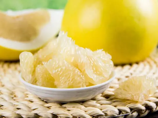 Saftige Pomelo-Segmente in einer Schale, ideal für die Ernährung während der Schwangerschaft.