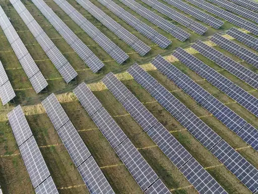 Duże pole paneli słonecznych. Zastanawiasz się, czy magazyn energii trzeba zgłaszać?