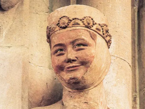 Kamienna rzeźba bł. Salomei z uśmiechniętą twarzą i ozdobną koroną.
