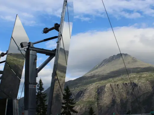 Rjukan lustra odbijają górzysty krajobraz Norwegii.
