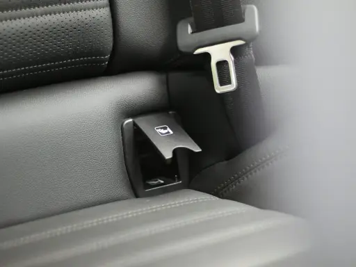 Asiento de coche con anclaje isofix bloqueado, listo para asegurar la silla infantil.
