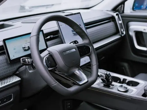 Interior del Jaecoo 5: volante moderno, pantallas digitales y consola central elegante.