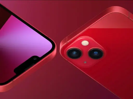 Dwa czerwone iPhone'y 13, jeden z widocznym ekranem, drugi z podwójnym aparatem.
