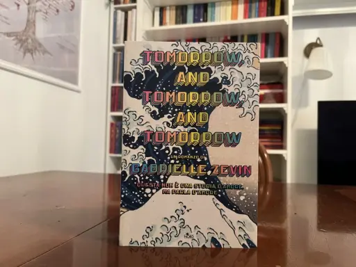 Copertina del libro "Tomorrow and Tomorrow and Tomorrow" di Gabrielle Zevin, con onde stilizzate e testo colorato.