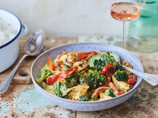 Herzhaftes Curry mit Brokkoli, Paprika und Hähnchen. Ein leckeres Gericht aus unseren low fat rezepte.