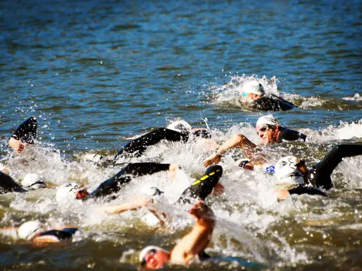 Zawodnicy w triathlonie Ironman walczą o każdy metr dystansu pływackiego.