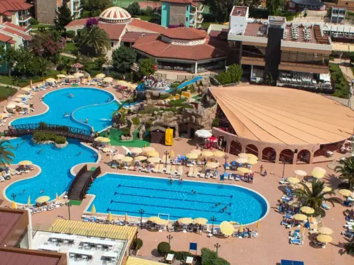 Wakacje w Gypsophila Holiday Village: baseny, zjeżdżalnie i mnóstwo słońca.