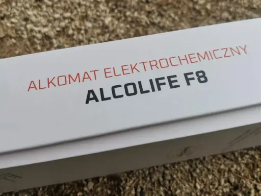 Alkomat elektrochemiczny ALCOLIFE F8 na białym opakowaniu.