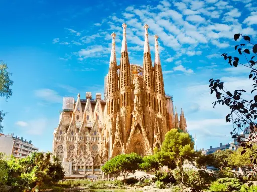 Sagrada Familia, wciąż w budowie, zachwyca swoją architekturą pod błękitnym niebem. Kiedy koniec budowy?