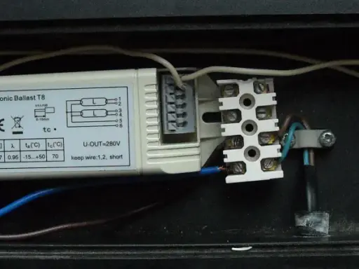 Schemat podłączenia świetlówki 2x18w z elektronicznym statecznikiem ANS-lighting. Widać przewody podłączone do zacisków.