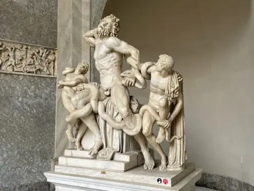 Laocoon et ses fils luttent contre des serpents marins. La statue de marbre dépeint leur agonie.