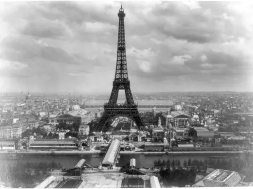 Torre Eiffel e Parigi in bianco e nero, un'immagine che evoca il **monocromo significato** di un'epoca passata.