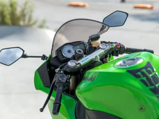 Manillar de moto verde con logo Monster Energy. ¿Con el carnet A2 qué motos puedes conducir?