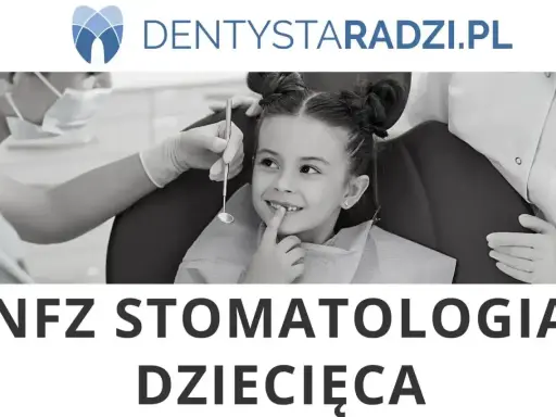 Uśmiechnięta dziewczynka u dentysty. Bezstresowe leczenie zębów pod narkozą u dzieci, NFZ stomatologia dziecięca.