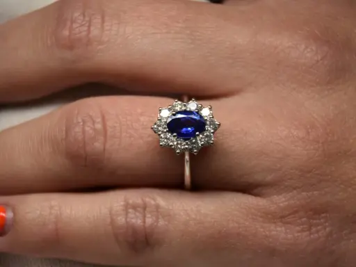 Anello con zaffiro blu intenso e diamanti, un simbolo di saggezza e nobiltà. Il suo significato è profondo.